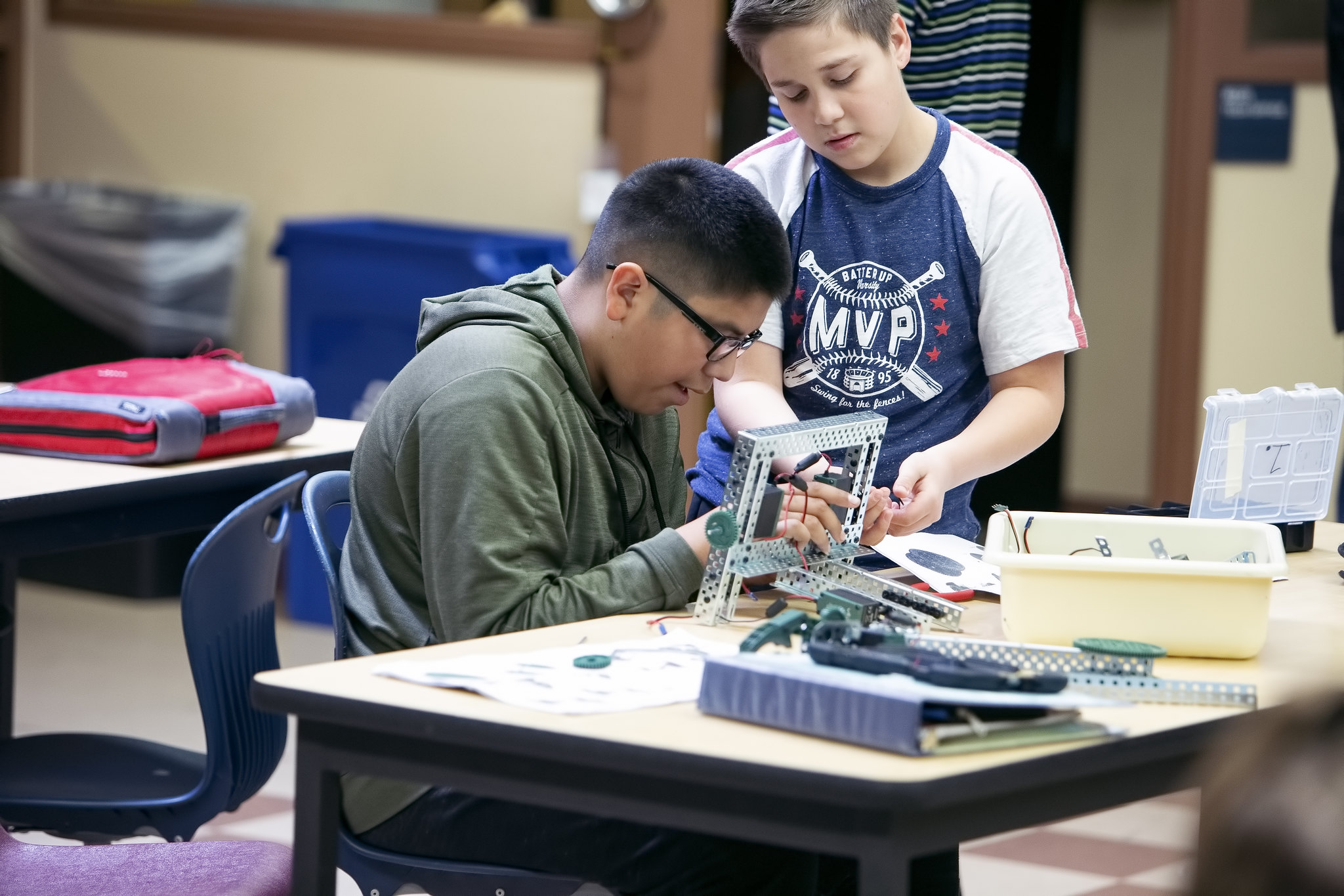 estudiantes trabajando en un proyecto STEM